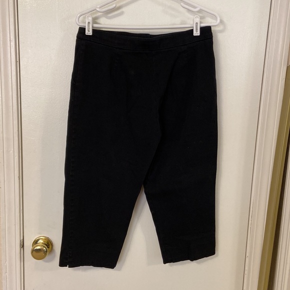 🌹- Women’s size 12 black capri pants - Picture 2 of 2